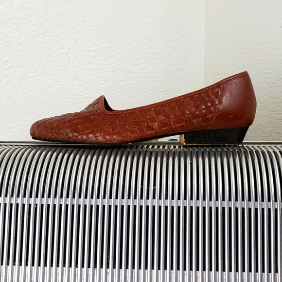 COMFY NATURALIZER BROWN WEAVED LEATHER SLIP ON FLATS - Picture 2 of 7